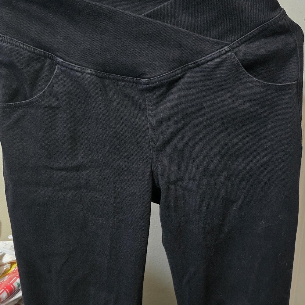 Sleek Black Leggings with Handy Pockets